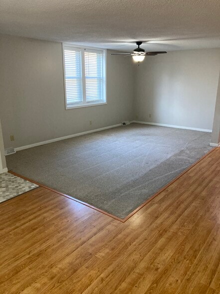 Living room - 8591 Slusser Rd