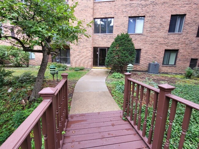 Building Photo - 7510 Farmingdale Dr
