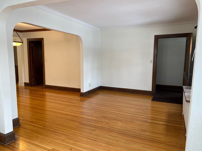 Building Photo - 1034 Saint Clair Ave