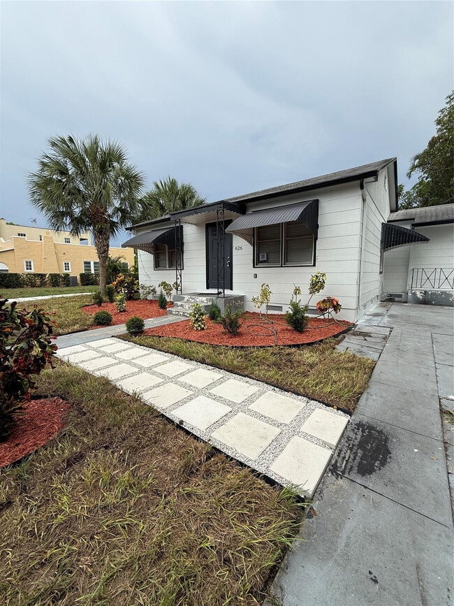 Building Photo - 626 37th St