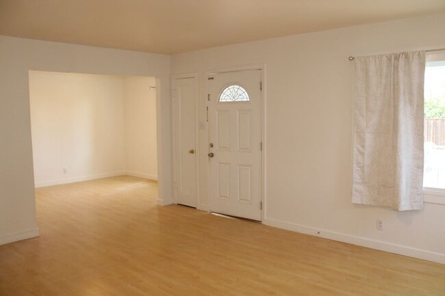 Building Photo - Ready for Move In! Three Bedroom, 1 1/2 Bathroom House with 2 Garages and Side Yard Access in Pit...
