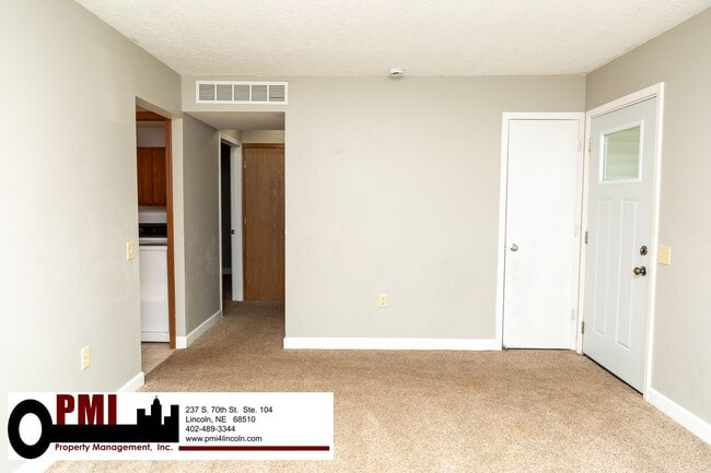 Building Photo - 2 Bedroom and 1 Bathroom Duplex Available ...