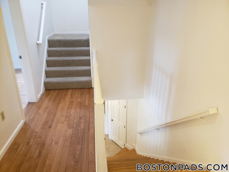 Building Photo - 11 Etna St