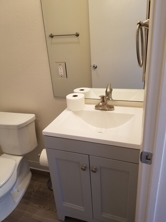Bathroom 1 - 2003 Vista Del Mar Ave