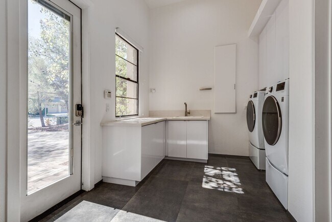 Building Photo - Luxury Summerlin Living in Gated Canyon Cr...