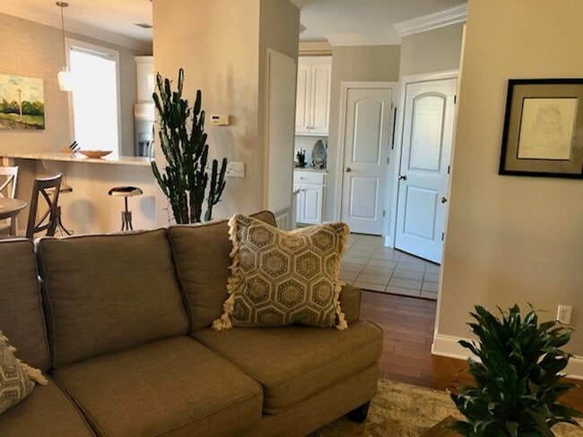 Building Photo - 3 bedroom, 3 Bath in Oxford, small fenced yard.