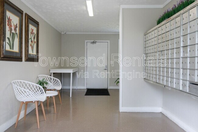 Building Photo - 5850 Century Oaks Dr