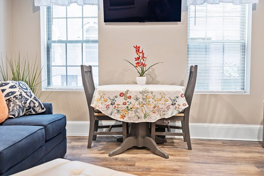 Building Photo - 472 Commercial St