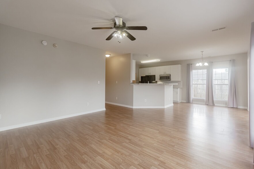 Building Photo - 125 Cloverwood Dr SW