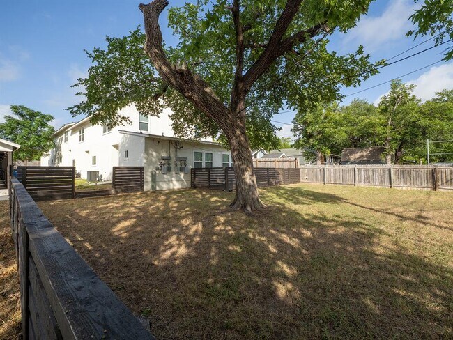 Building Photo - 201 Mockingbird Ln W