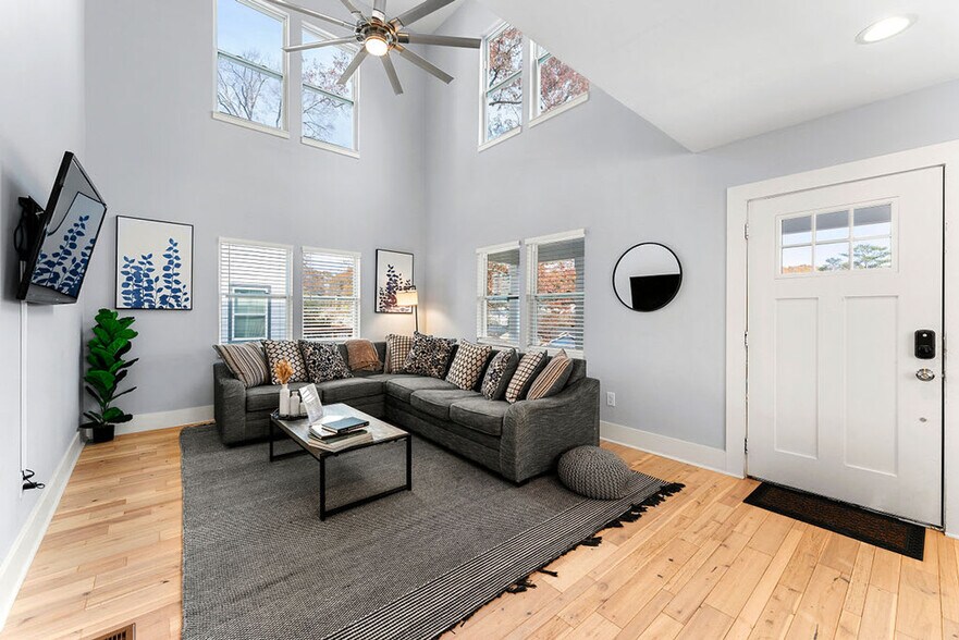 Primary Photo - 209 Clay St SE
