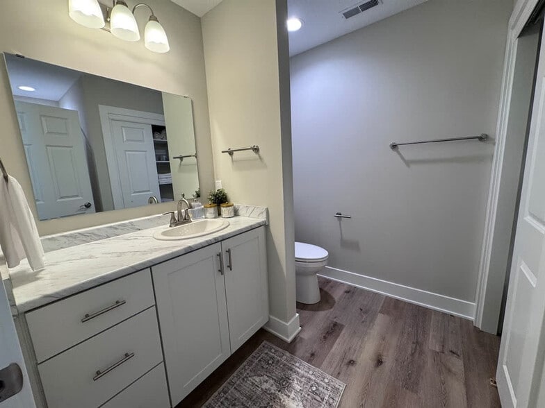 Building Photo - 1249 Kinsmoor Ave