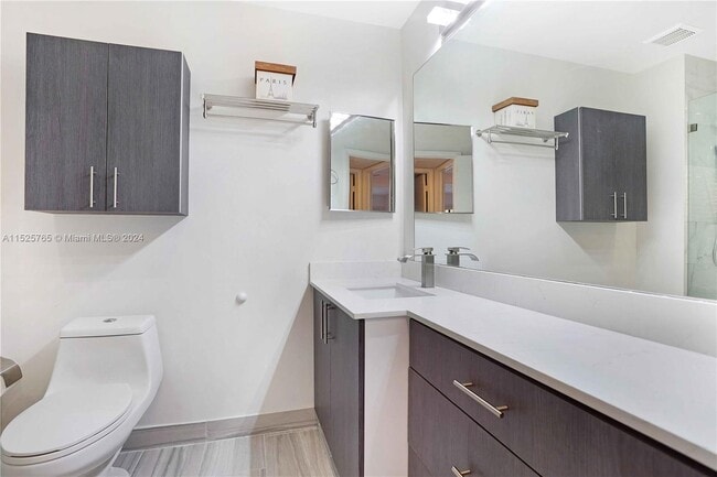 Building Photo - 701 E Coco Plum Cir