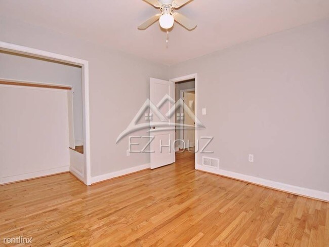 Building Photo - 2 br, 1.5 bath Apartment - 4108 Eastmont Ave