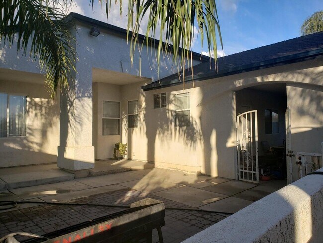 Primary Photo - 700 W Teddy St