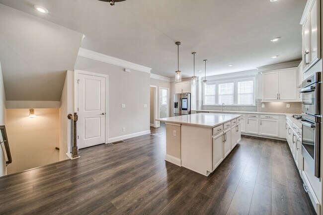 Building Photo - 1363 Harris Way S