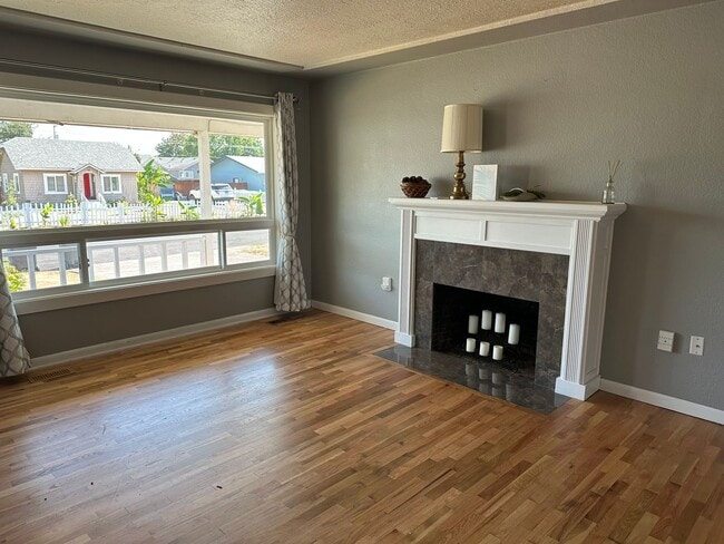 Building Photo - Very Clean 3 Bedroom 1 Bath Home With Cent...