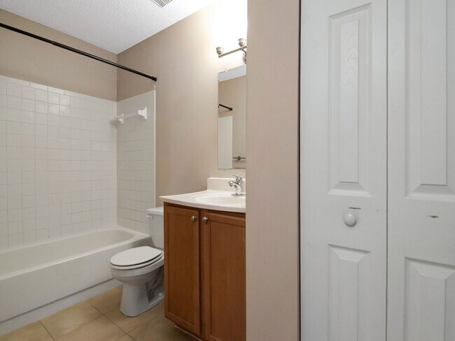 Building Photo - Park Lake — 1 Bed / 1 Bath + Den | Upstairs Condo | Brandon, FL