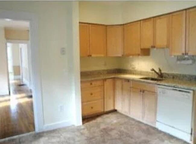 Building Photo - 44 Pond St