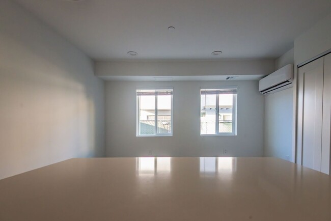 Building Photo - Charming 2BR Condo in Redondo Beach