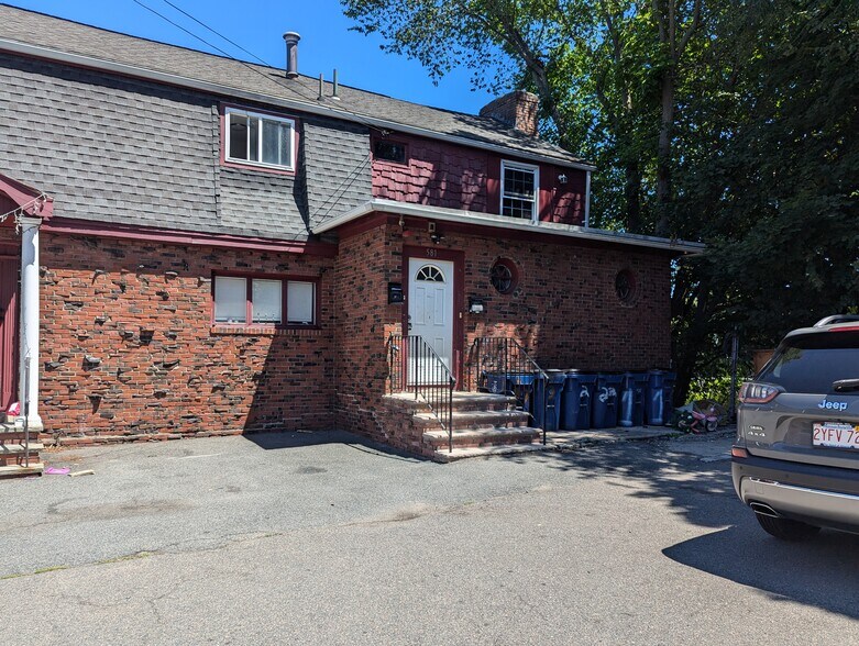 Building Photo - 581 Proctor Ave