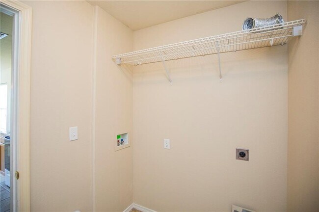 Building Photo - 6405 SW Meadow Well Ave