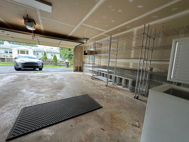 Building Photo - 805 Golden Arrow St