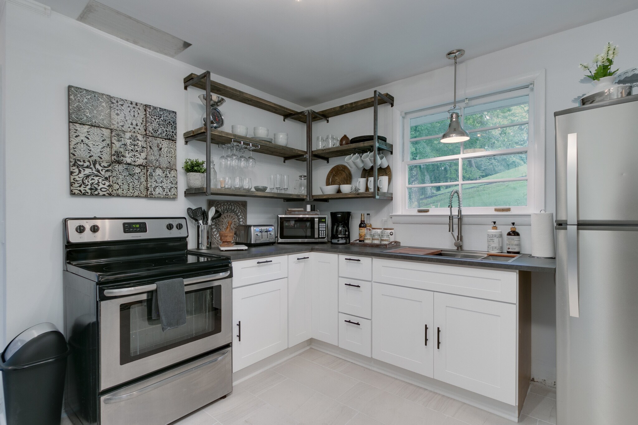 Building Photo - 101 Carnavon Pky