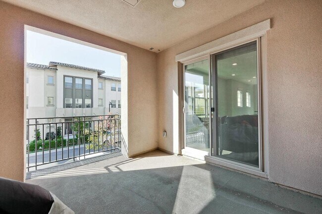 Building Photo - Spacious 4 bedrooms 4.5 bath town home for...