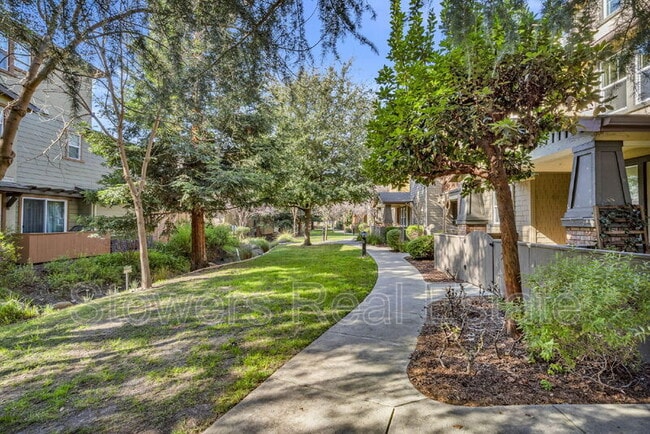 Building Photo - 718 El Paseo Cir