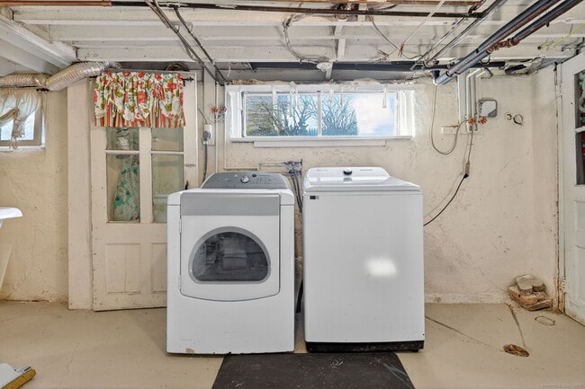 Building Photo - 12 N Main St