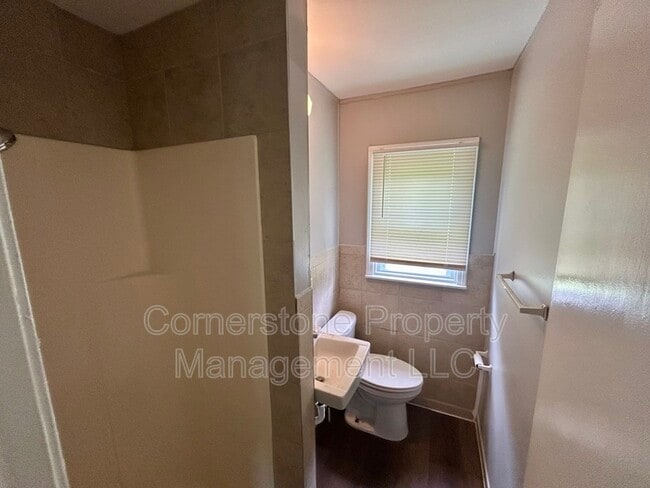 Building Photo - 8255 Lakeview Dr