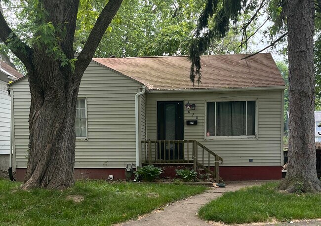 Building Photo - 670 Schaum Ave