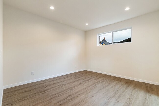 Building Photo - Halleck Townhomes Triplex