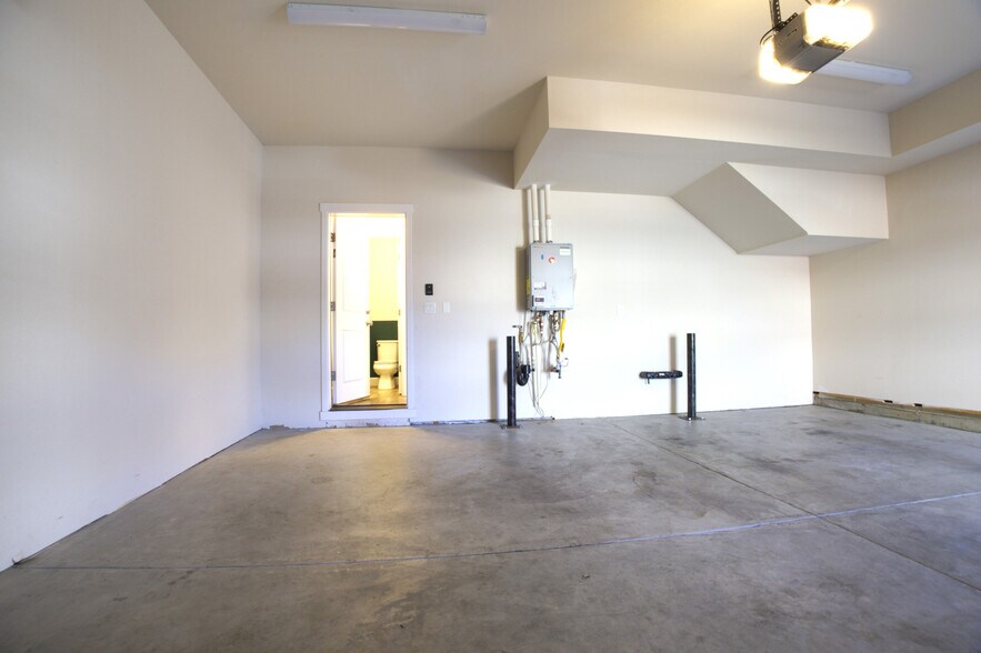 Building Photo - 7447 SE Chinquapin Dr