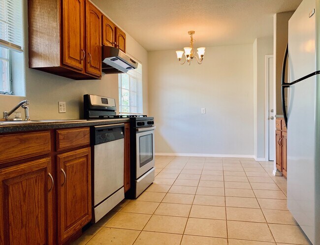 Building Photo - Awesome 3BD 2BA Home with HUGE Primary Bedroom in Lakewood Addition!!