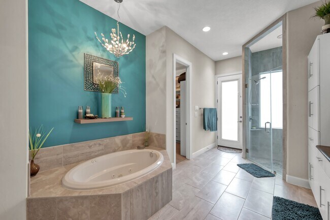 Building Photo - 204 W Pines Dr