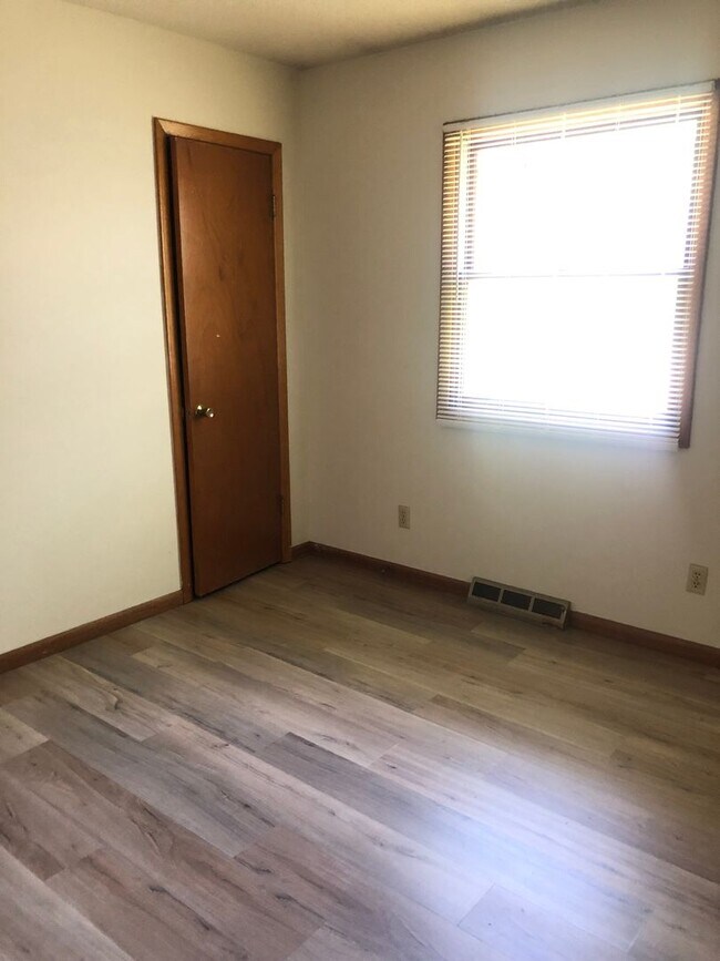 Building Photo - 1305-1305 Tracy Ln