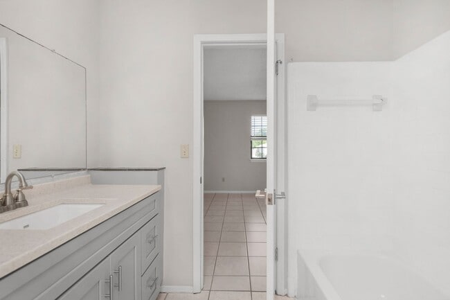 Building Photo - Freshly Updated Gulf Breeze Gem with New Appliances!