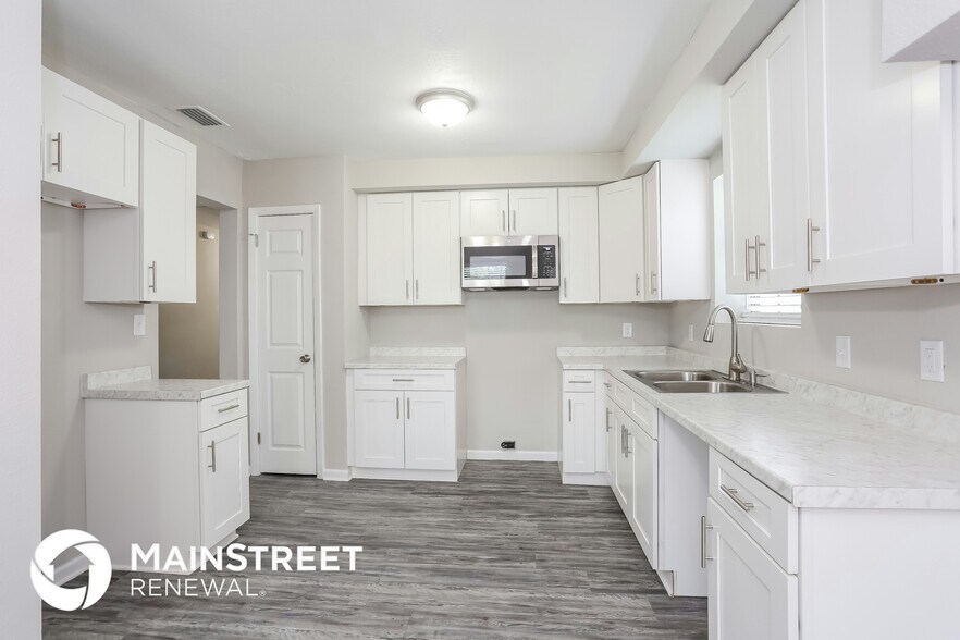 Building Photo - 6245 Green Pine Ln