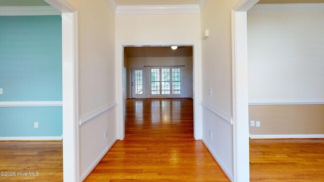 Building Photo - 1140 Greenbriar Dr