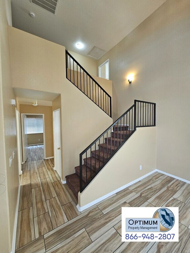 Building Photo - Spacious 6 bedroom , 3 bathroom home with downstairs bedroom and bath