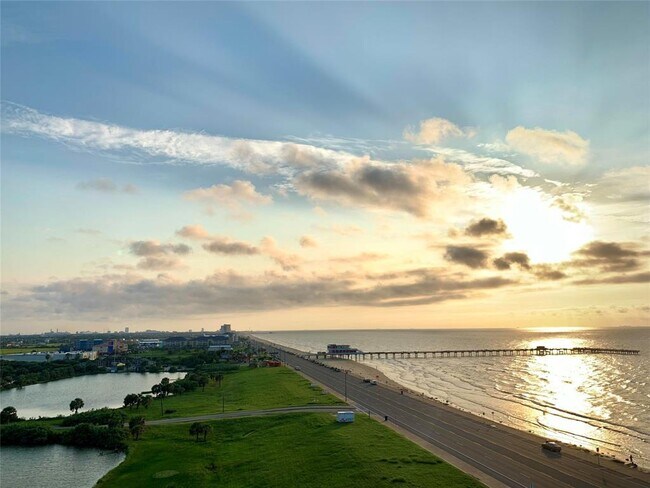 Building Photo - 9420 Seawall Blvd