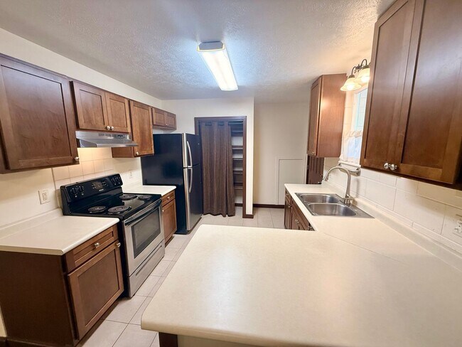 Building Photo - 3 Bedroom / 1 Bathroom Home Available in Wailuku!