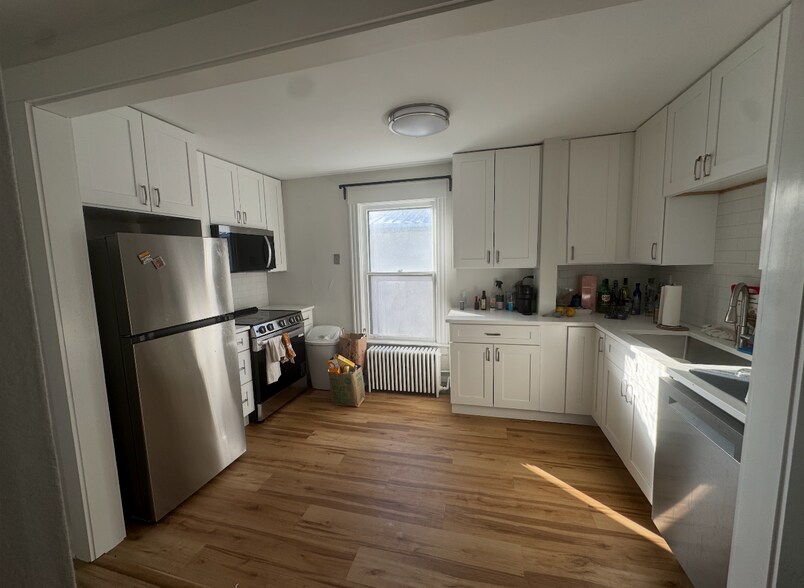 Building Photo - 1121 Leonard Pl