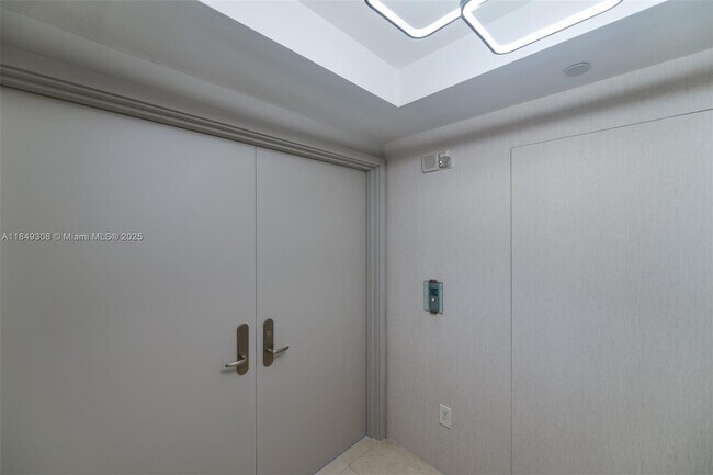 Building Photo - 1331 Brickell Bay Dr