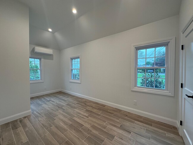 Building Photo - 68 Nassau Rd