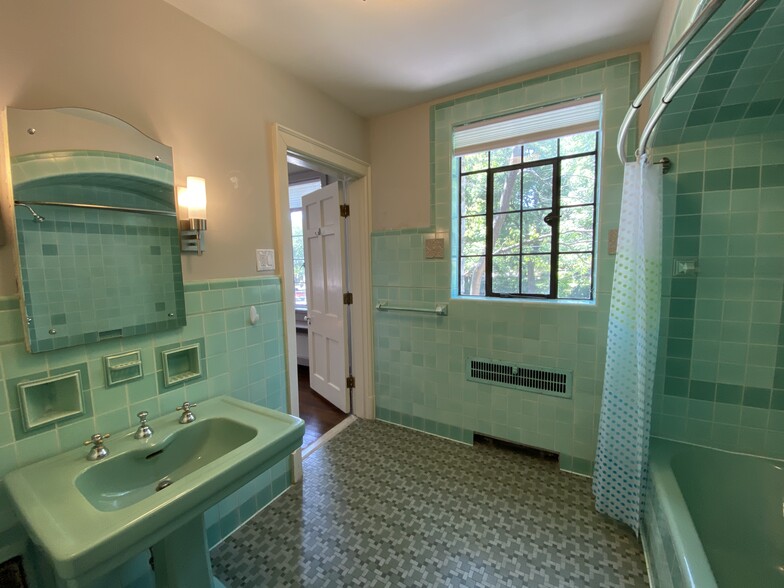 Bathroom 2nd Bedroom - 100 Mcdowell Rd