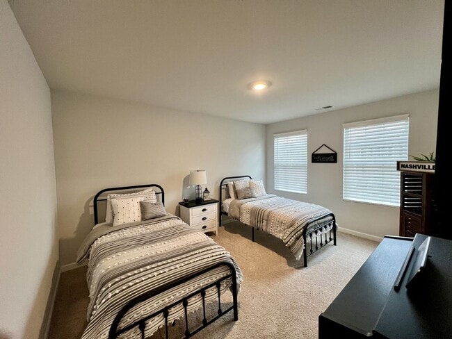 Building Photo - FOR LEASE: END UNIT TOWNHOME LOCATED IN LE...