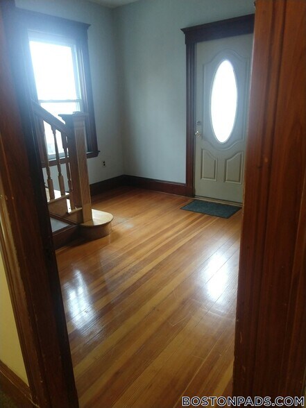 Building Photo - 19 Mapleton St